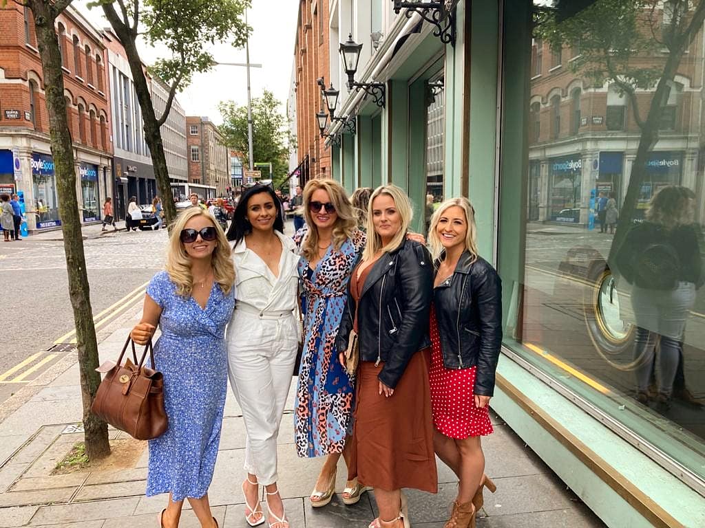 NiamhMcKernan's tweet photo. The original M&F gals 💞👠🍴🥂💃🏽 #backinBelfast #Saturday #2Taps #Ollies #Jailhouse #Belfast #Ireland https://t.co/0SSZmdybSD