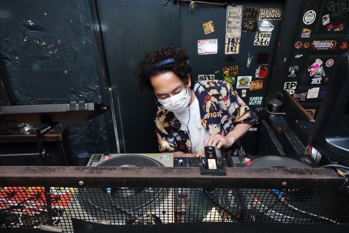 STIFFYBOTHWINGS's tweet photo. 昨夜のBATTY RIDER遊びに来てくれた皆さんありがとうございます！！
•
4カ月ぶりの開催でいつもより早い時間のダンスでしたが、いつも通り音を楽しんでくれてるお客さんのおかげでいいバイブスで楽しい夜になりました！
•
Photo by @hdzee1972 
•
#battyrider #garam #vinyl #新宿 #reggae https://t.co/Lr36SKV95I