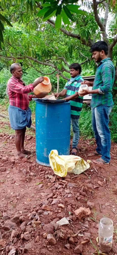 DadapeerRyss's tweet photo. Meet Chandra, NFF at Uyyalawada village who believes that, to become a farmer there no limitations except that you associate with nature.From input preparation to harvest period,he gives utmost attention to d plants in his #5layermodel An active member in all @APZBNF activities https://t.co/xn6g95Zc1s
