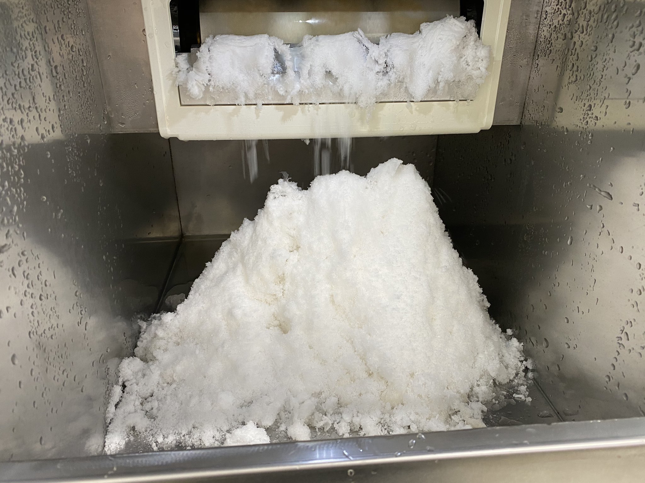 金精軒 あらゆる液体をその場でかき氷に変える機械 の清掃を頼まれたので 次いでにコーラを注入してカキ氷を作らせてもらいました やっぱりコーラはそのまま飲むのが1番でした 金精軒 あらゆる液体をその場でかき氷に変える機械 の清掃を頼まれたので 次いでにコーラを注入してカキ氷を作らせてもらいました やっぱりコーラはそのまま飲むのが1番でした
