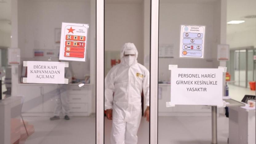 solhaberportalY's tweet photo. Futbolcular tarama kapsamında, sağlıkçılar değil: Bir doktor daha yaşamını yitirdi

https://t.co/vTX399jX61 https://t.co/spGHw6rBnE
