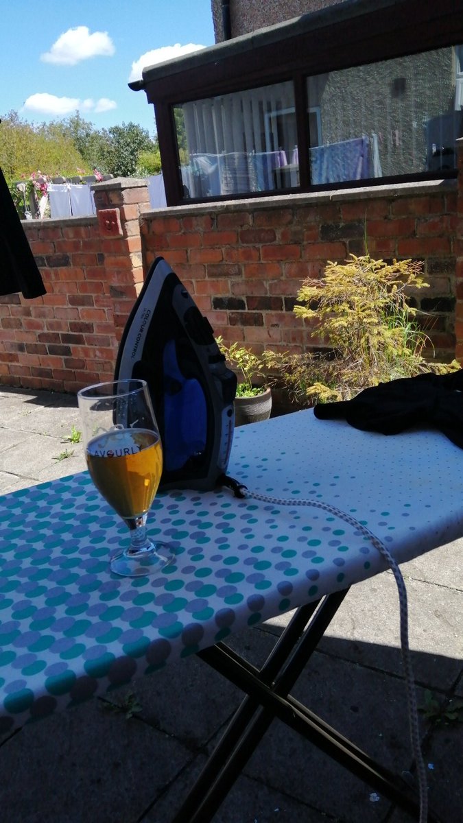 NerdyLady82's tweet photo. Can't tell if my Sunday is going very well, or just the opposite. 3rd load of washing on, and full chicken roast in the oven too. #beeroclock #SunnySunday #multitaskingMyArseOff @Flavourly #CookingIroningWashingBeer https://t.co/R89406ivdN