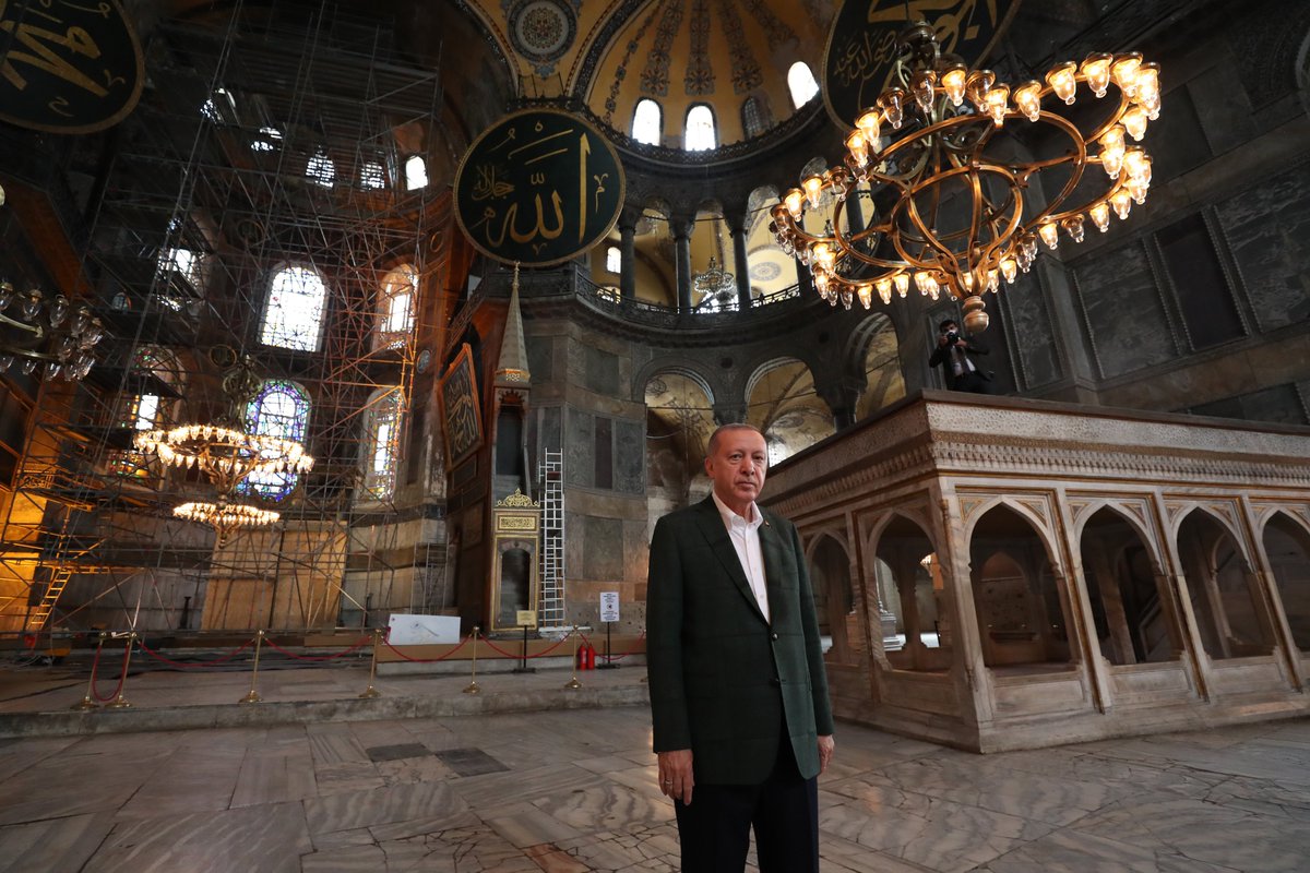 TRTArabi's tweet photo. الرئيس التركي رجب طيب أردوغان يزور #أياصوفيا قبل أيام من أداء أول صلاة فيه بعد قرار المحكمة التركية إعادته مسجداً https://t.co/vgmVkKvTBV