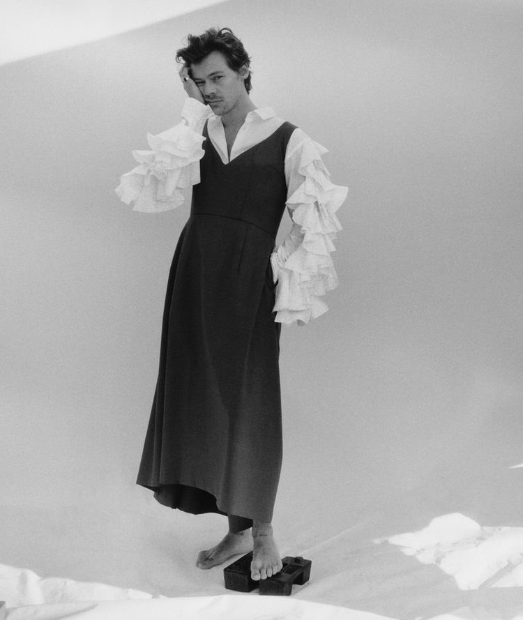 soob_mp3's tweet photo. wears a dress #ManlinessIn3Words https://t.co/bxjXvIuQjg