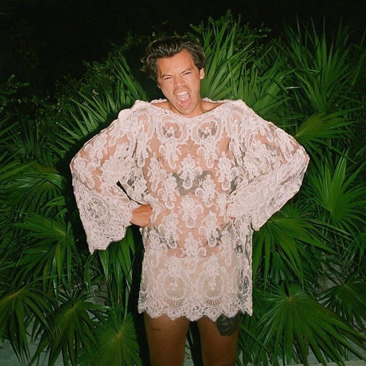 soob_mp3's tweet photo. wears a dress #ManlinessIn3Words https://t.co/bxjXvIuQjg