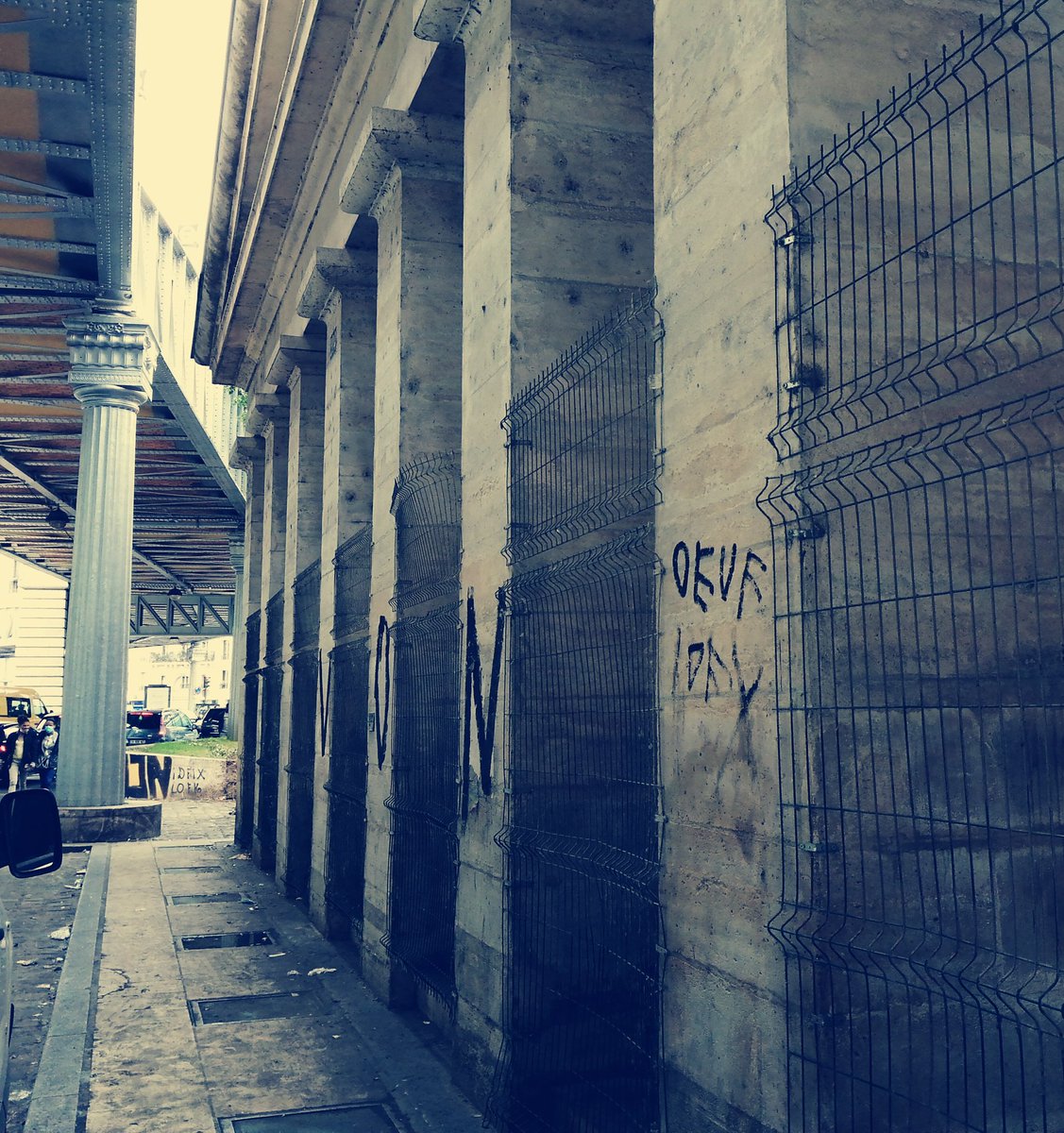 JuleGrinch's tweet photo. @EmmanuelSPV @popupurbain @louismoulin C'est donc là que vit ce crasseux d'#idfix qui souille les murs parisiens !
Vous savez où envoyer la facture @PaulSimondon @cbrossel ! Et elle est théoriquement énorme ! https://t.co/XoGWtKwnlU