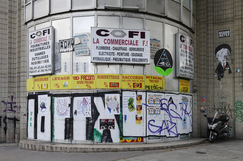 JuleGrinch's tweet photo. @EmmanuelSPV @popupurbain @louismoulin C'est donc là que vit ce crasseux d'#idfix qui souille les murs parisiens !
Vous savez où envoyer la facture @PaulSimondon @cbrossel ! Et elle est théoriquement énorme ! https://t.co/XoGWtKwnlU