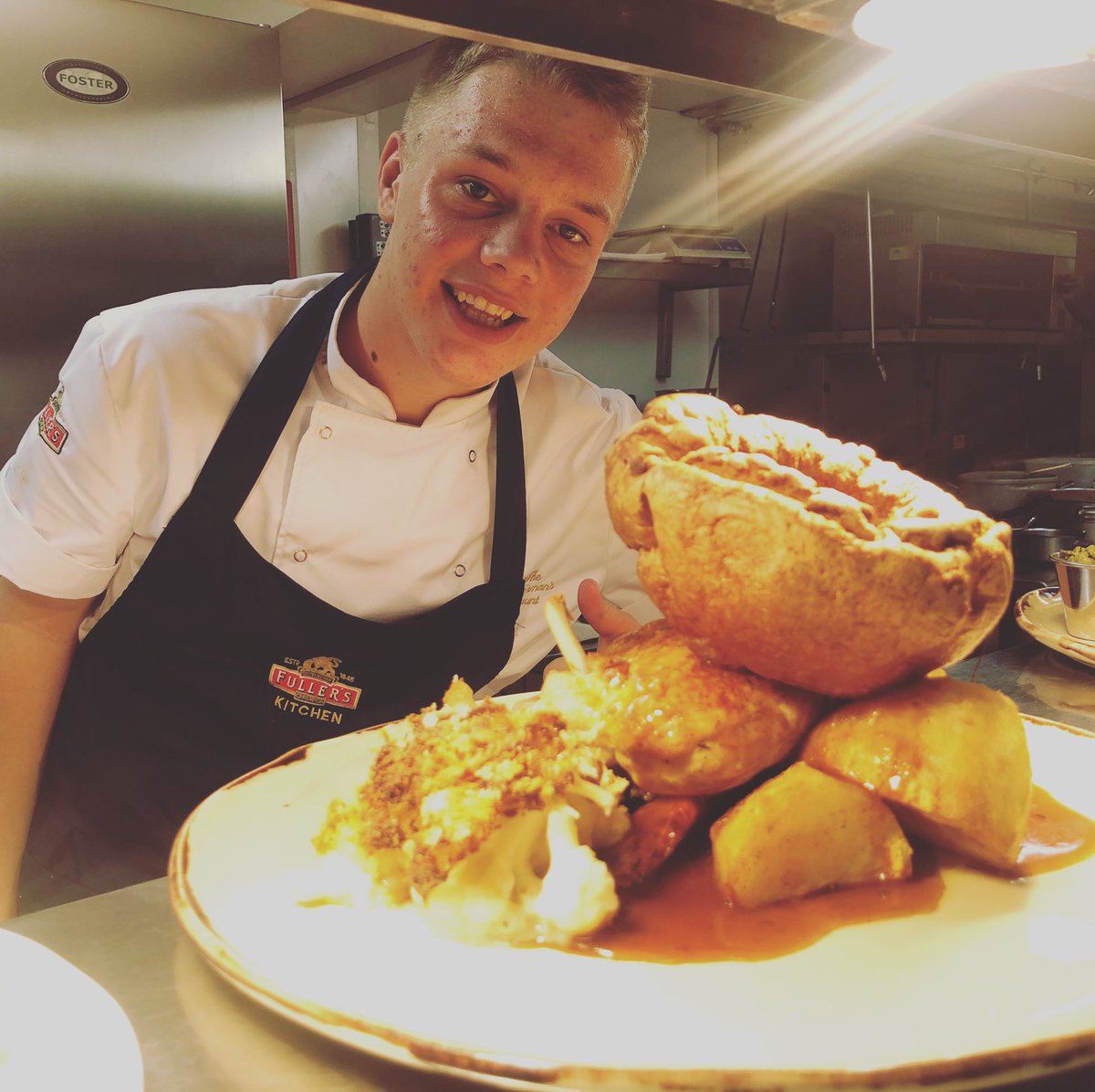 fishermanshaunt's tweet photo. Chef Will plating up another delicious Sunday Roast Chicken. Where are you enjoying your roast? #fullerskitchen #owtons https://t.co/ms2ScCIubb
