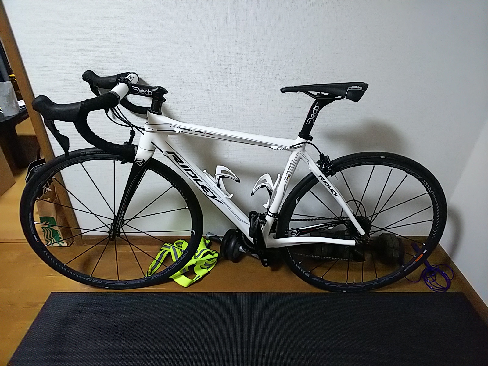 香川産の白いうどん犬 弱虫ペダルの東堂尽八のモデルと言われたこともあった リドレーダモクレスで一台組みました 組んだは良いが ほぼ乗れてない状態です インプレッション見た感じでは 平坦用フレームらしいですけども Ridley ロードバイク