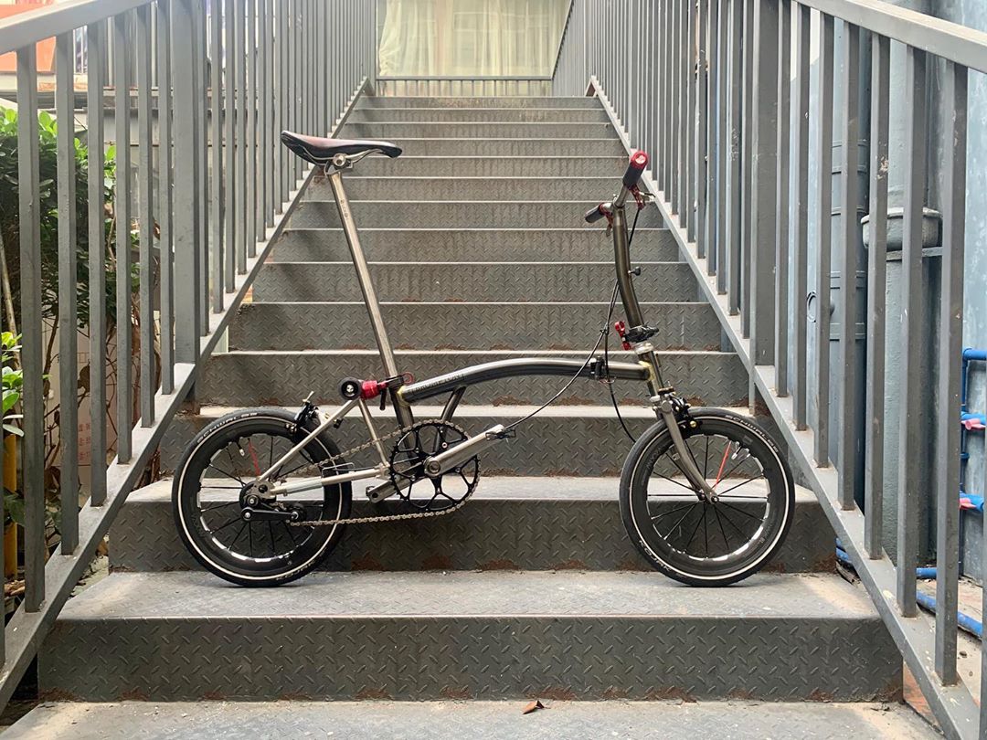 BIKEgangUK's tweet photo. https://t.co/DfvEZEE36m
Red bits on a lacquer brommie (#Andoza Wheelset)
Photo: Landmark Workshop (Landmark 靓妈 Brompton https://t.co/OzZY3QS6kb)
#Brompton #BIKEgangStore #BIKEgang #BromptonLife #BromptonMODs #BromptonSociety #MyBrompton #BromptonWorldTravellers https://t.co/uD1YSfT7UD