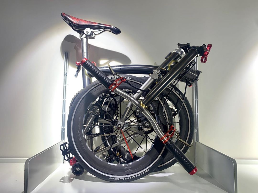 BIKEgangUK's tweet photo. https://t.co/DfvEZEE36m
Red bits on a lacquer brommie (#Andoza Wheelset)
Photo: Landmark Workshop (Landmark 靓妈 Brompton https://t.co/OzZY3QS6kb)
#Brompton #BIKEgangStore #BIKEgang #BromptonLife #BromptonMODs #BromptonSociety #MyBrompton #BromptonWorldTravellers https://t.co/uD1YSfT7UD