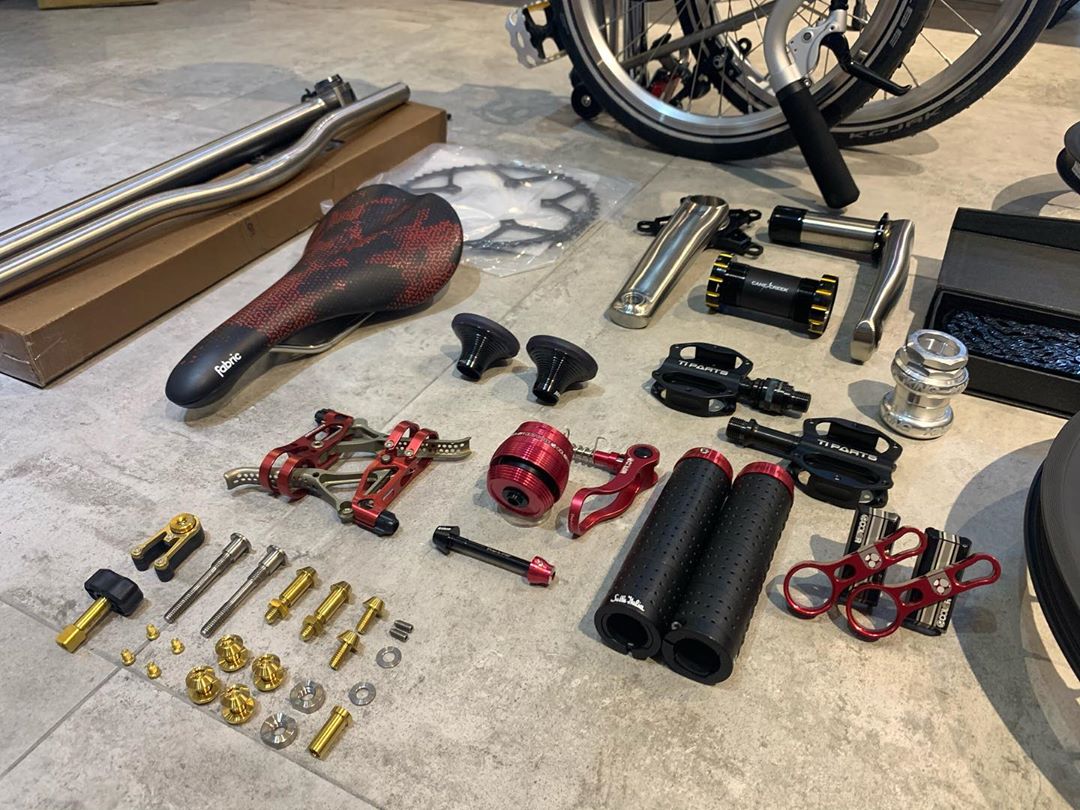 BIKEgangUK's tweet photo. https://t.co/DfvEZEE36m
Red bits on a lacquer brommie (#Andoza Wheelset)
Photo: Landmark Workshop (Landmark 靓妈 Brompton https://t.co/OzZY3QS6kb)
#Brompton #BIKEgangStore #BIKEgang #BromptonLife #BromptonMODs #BromptonSociety #MyBrompton #BromptonWorldTravellers https://t.co/uD1YSfT7UD