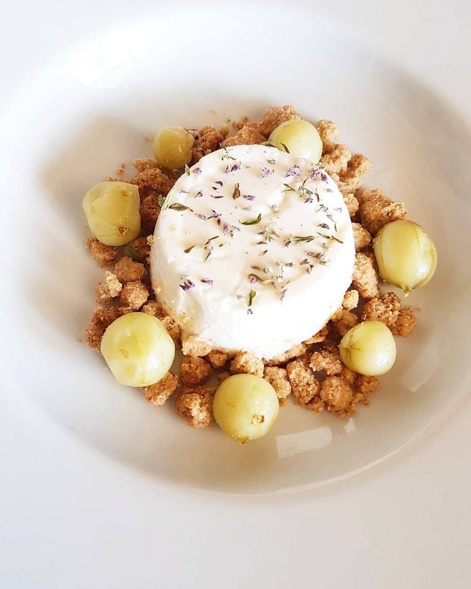 Elderflower panna cotta and wild thyme with crunchy almond streusel. For a tangy taste I used some poached gooseberries.