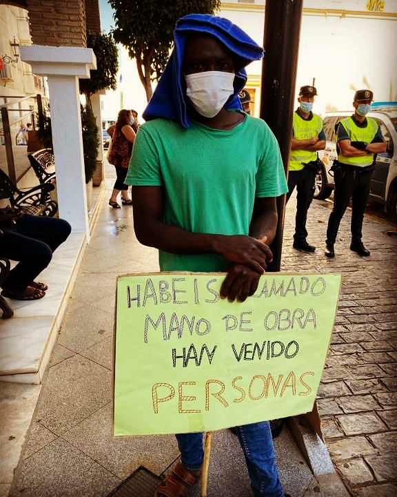 3 incendios en 5 días en Lepe de las "viviendas" de los migrantes que han trabajado la fresa. Mala gente que no ve personas sino maquinaria de usar y tirar. #blacklivesmatter✊🏾 también en el campo andaluz. Vamos a los tribunales para que se investigue.