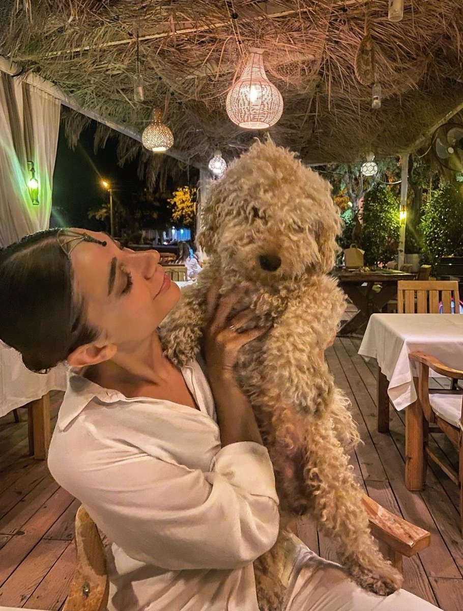 Lütfen yardım edin. Fotoğraftaki #PınarGültekin'den 16 Temmuz 2020 Perşembe günü saat 16.30'dan beridir haber alınamıyor. En son, Muğla #Akyaka'da, Muğla'ya geçmek üzere durakta beklerken görülüyor ve üstünde beyaz bir elbise olduğu düşünülüyor.