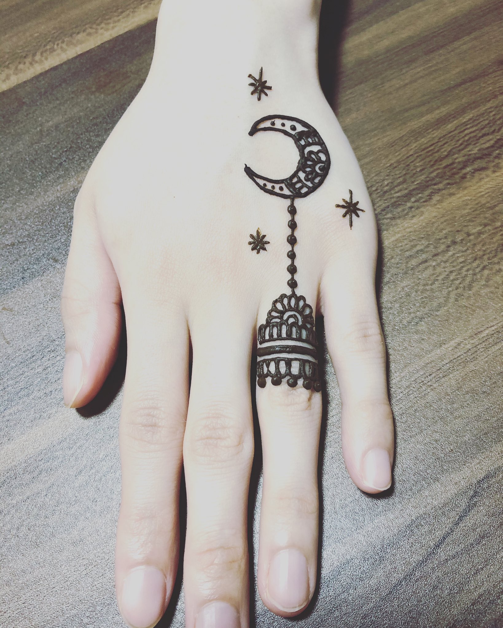 Twitter 上的 山本 雅弥 剣乱舞翔華団 手にシンプルなデザイン 月と星 メヘンディ メヘンディアート ヘナタトゥー ヘナ タトゥー ボディーアート アート デザイン メヘンディデザイン ヘナタトゥーデザイン 月 星 Moon Star Mehndi Mehndiart Henna