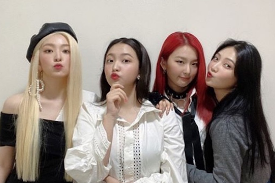 soompi's tweet photo. #RedVelvet’s Yeri And Joy Support Irene And Seulgi Backstage On “Inkigayo”
https://t.co/lpEu6Bn2vj https://t.co/PCcFyi5Gwb