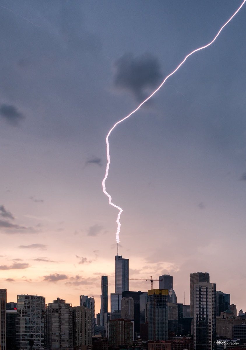 barrybutler9's tweet photo. Big Bolt strikes Trump Hotel Chicago on Sunday morning at 645am. #lightning #storm #chicago #ilwx #news #ilwx https://t.co/4StgGYdjho