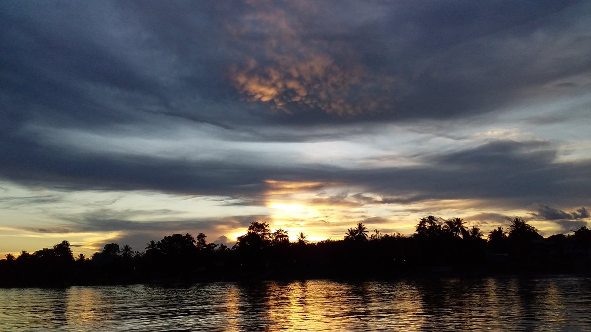 RollezB's tweet photo. @RajaGuguk14 Beda menit.
.
.
Menikmati senja di kampungku. https://t.co/SPgtYdTxY8