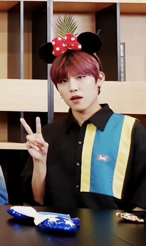dancingwoojin's tweet photo. 오늘 뷔라이브에 헤어밴드 입고이든 우지니 💖 포즈 다 똑같은데 ㅋㅋ #박우진 #예삐막방뷔라이브 #수고했어요애들아 #사랑해 https://t.co/YARVSNIxN9