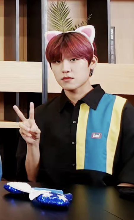 dancingwoojin's tweet photo. 오늘 뷔라이브에 헤어밴드 입고이든 우지니 💖 포즈 다 똑같은데 ㅋㅋ #박우진 #예삐막방뷔라이브 #수고했어요애들아 #사랑해 https://t.co/YARVSNIxN9