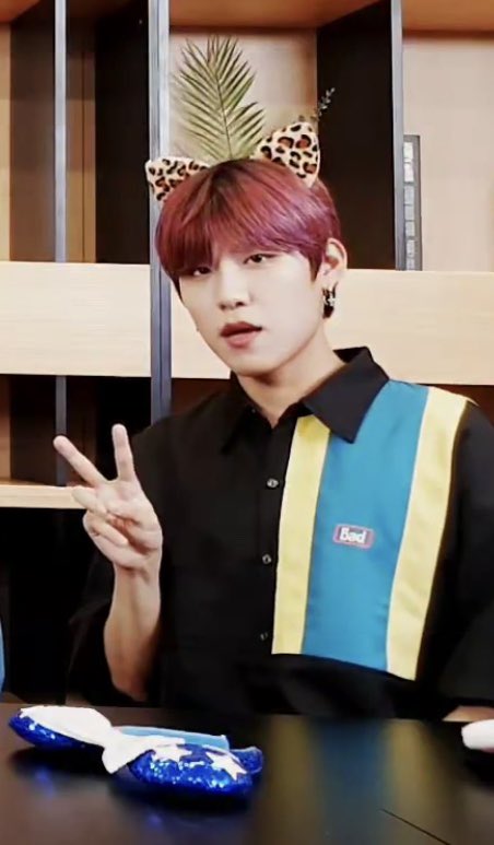 dancingwoojin's tweet photo. 오늘 뷔라이브에 헤어밴드 입고이든 우지니 💖 포즈 다 똑같은데 ㅋㅋ #박우진 #예삐막방뷔라이브 #수고했어요애들아 #사랑해 https://t.co/YARVSNIxN9
