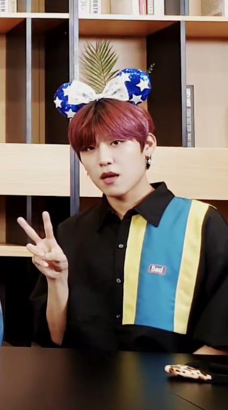 dancingwoojin's tweet photo. 오늘 뷔라이브에 헤어밴드 입고이든 우지니 💖 포즈 다 똑같은데 ㅋㅋ #박우진 #예삐막방뷔라이브 #수고했어요애들아 #사랑해 https://t.co/YARVSNIxN9