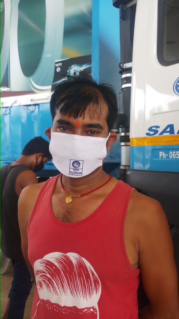 bpcretailbokaro's tweet photo. Our Retail Outlets in Jamshedpur are distributing masks to customers to spread awareness. @BPCLimited stay safe from #COVID19, we still need to follow all the precautionary measures. Stay clean and sanitized wherever you are. @jainsuk3 @singharunbpcl @palit1963 @BPCLRetail https://t.co/0YXXqrmPxq