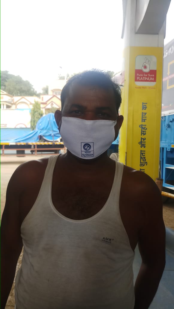 bpcretailbokaro's tweet photo. Our Retail Outlets in Jamshedpur are distributing masks to customers to spread awareness. @BPCLimited stay safe from #COVID19, we still need to follow all the precautionary measures. Stay clean and sanitized wherever you are. @jainsuk3 @singharunbpcl @palit1963 @BPCLRetail https://t.co/0YXXqrmPxq