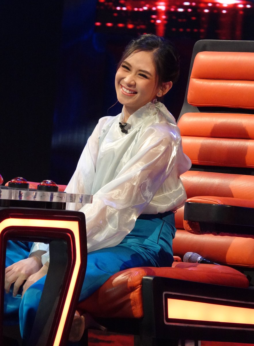 sarahgshots's tweet photo. We Love You! ❤️🤗 @JustSarahG #VoiceTeensFinaLBATTLE https://t.co/17XC4VFxlJ