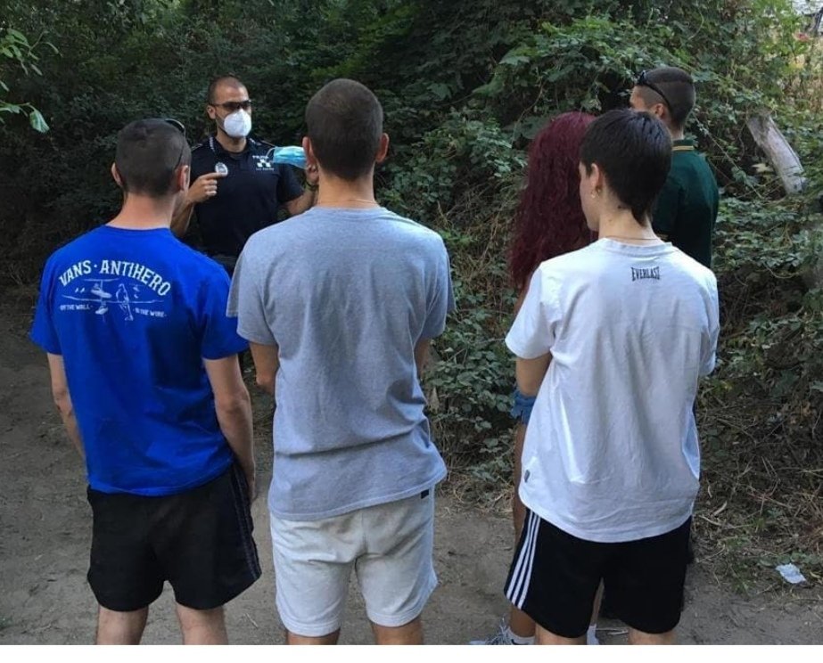 En <a href="/AytoSanAgustin/">Ayto San Agustin</a> seguimos apelando a la responsabilidad para contener el virus.
Es necesario cumplir las recomendaciones y usar 😷
Si sales en grupo y no puedes mantener la distancia, usa MASCARILLA, como se ve en la imagen, <a href="/policiasag/">@PoliciaSAG</a> conciencia a unos jóvenes
<a href="/RondaRoberto/">Roberto Ronda</a>