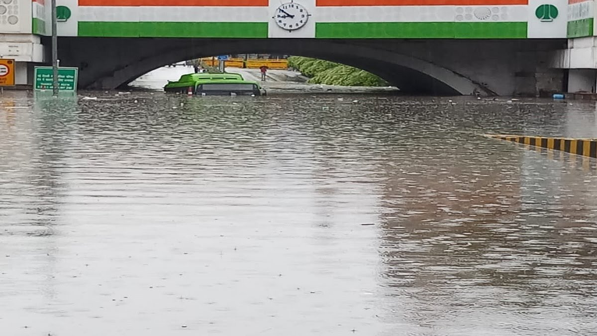 x_rahulraj's tweet photo. Minto Road represents how India has been running for the last 30-40 years. Everyone knows the problem that keeps occurring cycle after cycle, but no one solves it, because the favorite words in the bureaucracy are: "maintain the status quo", "chalta hai" &amp; "bas 2 din ki baat hai" https://t.co/eDqas7c4WA