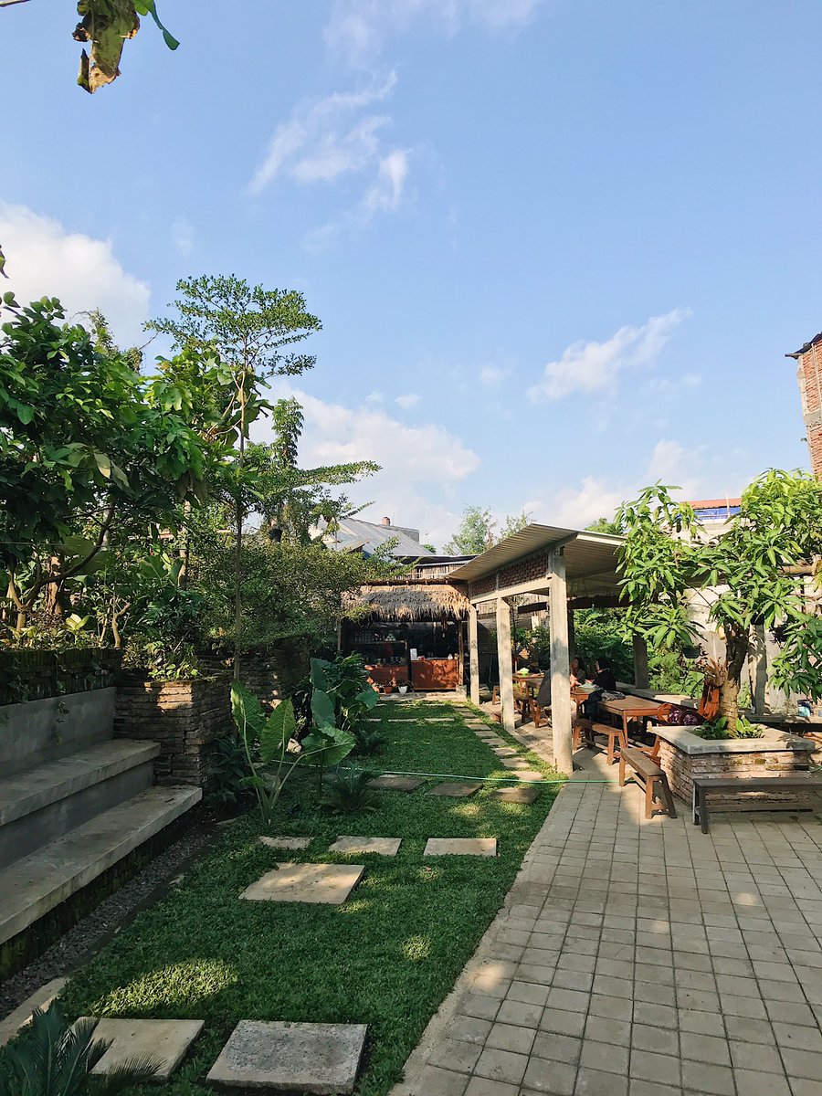 yuwonooktav's tweet photo. Minggu lalu sengaja nyari tempat tersembunyi untuk bersembunyi dari riuh dan penatnya hari.
⠀
Sebuah halaman belakang rumah yg ditanami berbagai hehijauan.
Ademin pandangan, ademin pikiran.
#kulinermalang #pakehape https://t.co/ZEvHUvRcoU