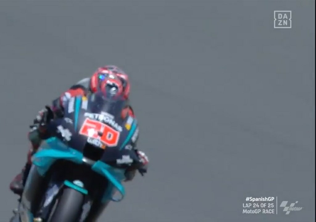 laupavi's tweet photo. 🏁QUARTARARO gana su primera carrera en MotoGP.

2° Viñales 
3° Dovizioso 

Márquez terminó en el suelo después de una gran remontada. El piloto tuvo que abandonar el circuito en ambulancia. https://t.co/rQjWeoJ0PE
