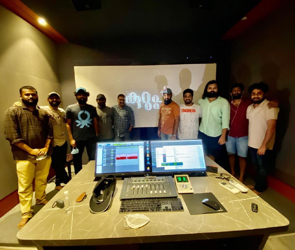 DulquerClues's tweet photo. Kurup Music composing...🎶

@KurupMovie @dulQuer @srinatkp https://t.co/P9zvVMH8fl