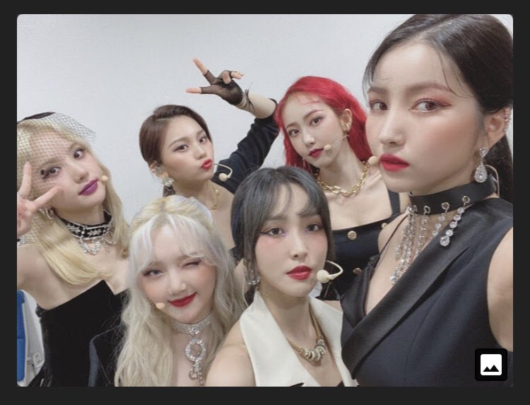 xx_syj's tweet photo. 高身長メンバーの運命=セルカ棒の代理。笑笑　#ONF #GFRIEND https://t.co/LVLw2rysSF