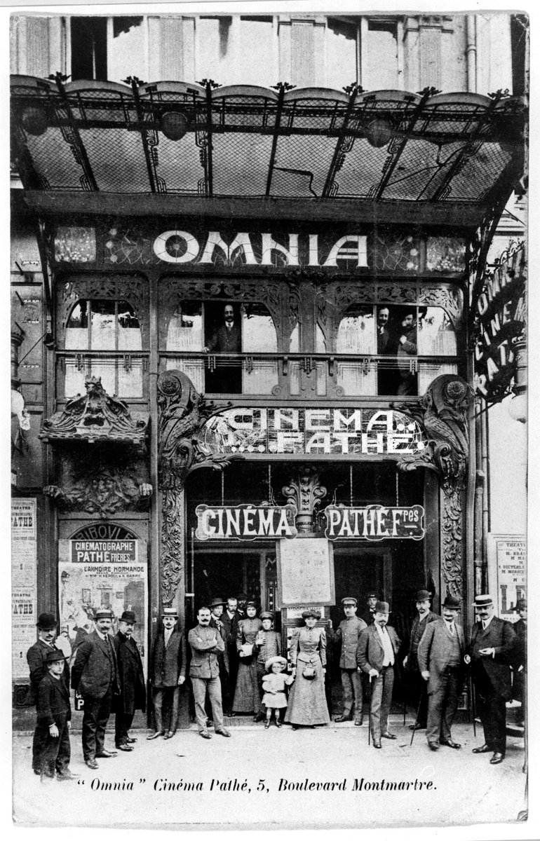 welovecinemafr's tweet photo. Toujours fascinant de voir les vieilles photos de cinéma. https://t.co/fXue47wBIE