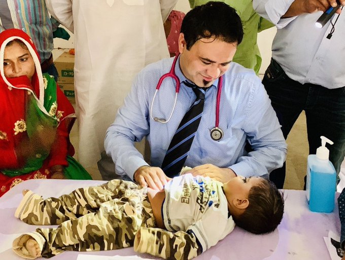 UmarKhalidJNU's tweet photo. Dr. Kafeel is a doctor dedicated to serving the people. In 2017, when infants were struggling for breath, he did everything to save lives. Rather than rewarded, he was jailed for 7 months. Once free, he organised 100+ free health camps. Now, he is jailed again. #FreeOurDrKafeel https://t.co/MiXOL1c5kv
