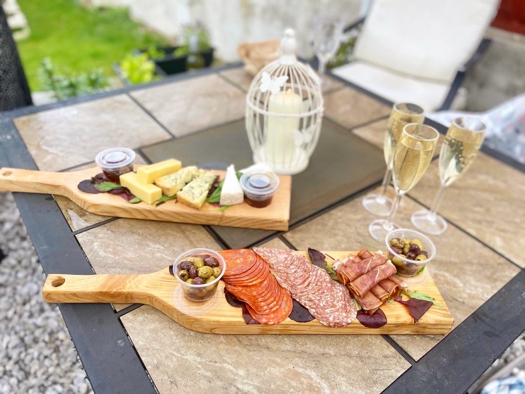 thepickled0live's tweet photo. The Pickled Olive at home. 

Cheese, Charcuterie and Cocktails to enjoy at home. Let’s hope the sun stays out 🤞🏼 

Open until 6pm this evening. 

#thepickledolive #picklesplonkpantry #cheese #charcuterie #cocktails #takeaway https://t.co/xppbtq11d0