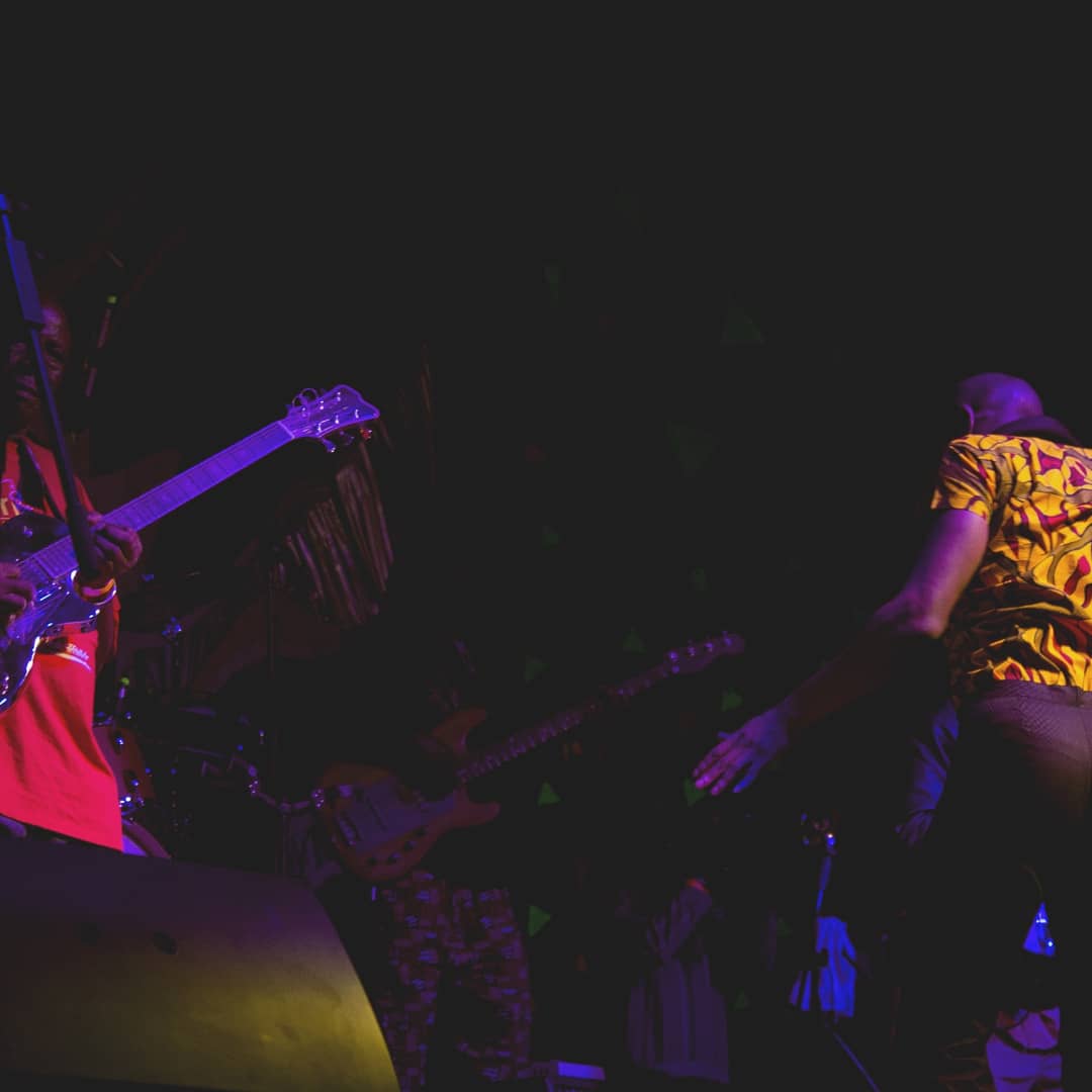Egypt80Band's tweet photo. ỌMỌ TÍ ẸKÙN BÁ BÍ...
.
PEÑABLANCA, CHILE, 2016... SHOTS, COURTESY OF #EMECORRIAL @A_VISUAL ...GRAÇIAS.
.
.
#SeunKuti #FelaKuti #Egypt80 #Egypt80Band #Ajasco #DavidObanyedo #GbengaAlade #Chile #Santiago #santiagochile #peñablanca #EveryBodySayYeahYeah
@RealSeunKuti https://t.co/DpjqmfQ1RT