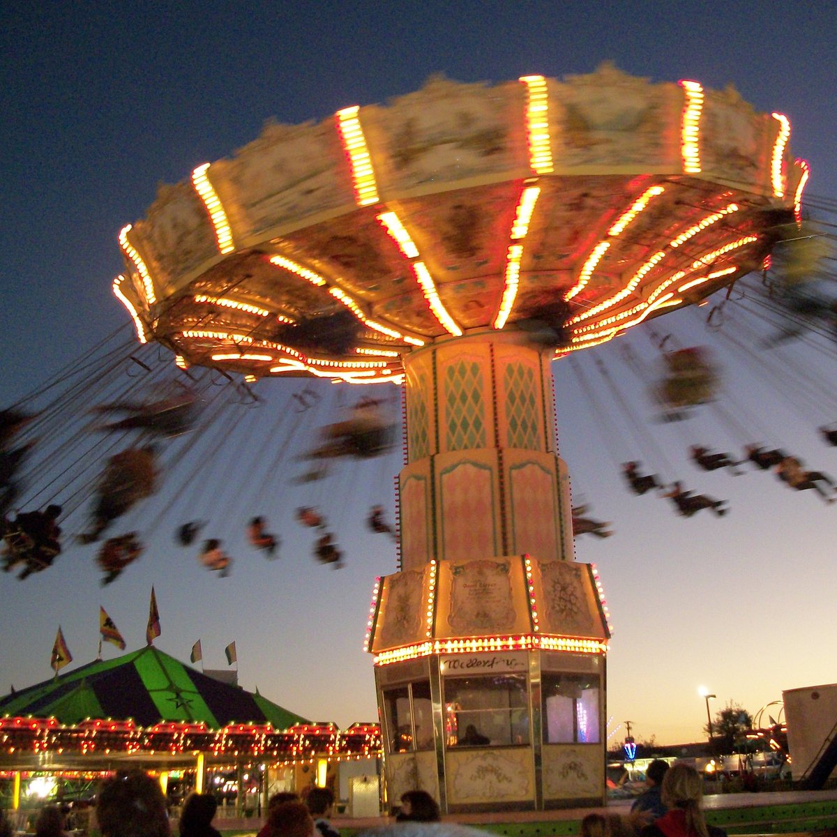 notanartistpics's tweet photo. Fun at the fair.
#fairfun #blurry #coolaffects #swings #ridefun #notgoingon https://t.co/SPMNhiG3X0