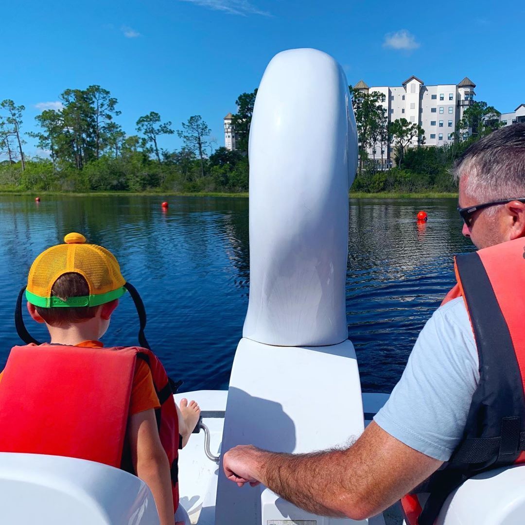 TheGroveResort's tweet photo. Relaxing Sunday on Lake Austin 📸: @mary.leigh.hill on IG
.
.
#lakeaustin #swan #orlandoresort #thegroveresort #grovelife https://t.co/x43hP2rlkv