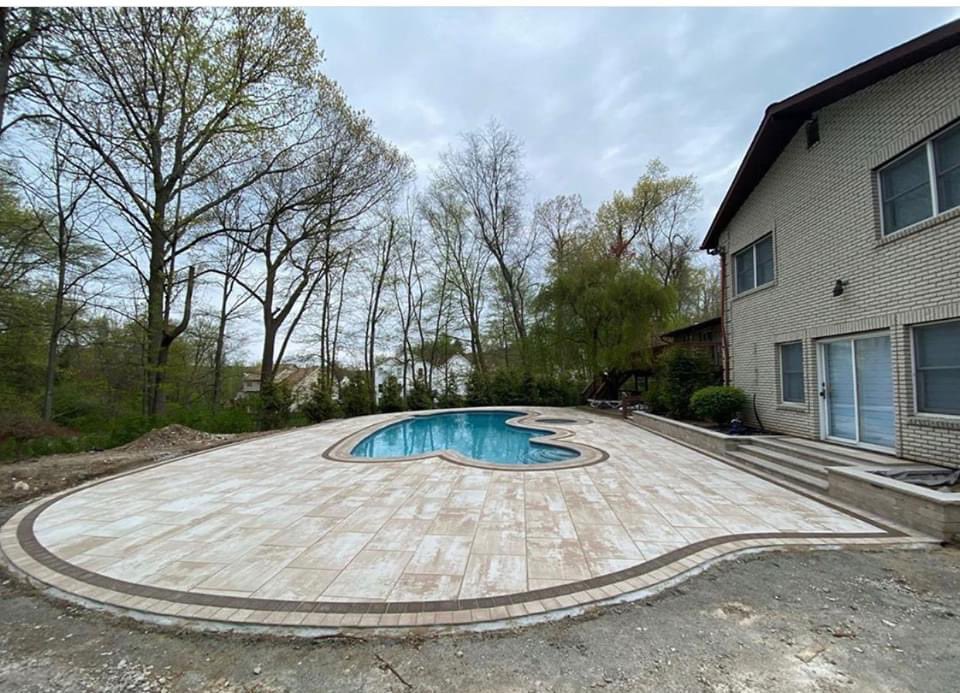 CambridgePavers's tweet photo. Love these large styled pavers surrounding this free-formed pool! Amazing installation by Edge Landcsape. #pool #poolpatio #freeformed #design #hardscapedesign #contractor https://t.co/0pAM4bi8ja