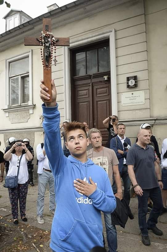 Пацан остановись. 15 Летний поляк Якуб. Мальчик в Польше с крестом. Поляк подросток. Польский подросток с крестом.