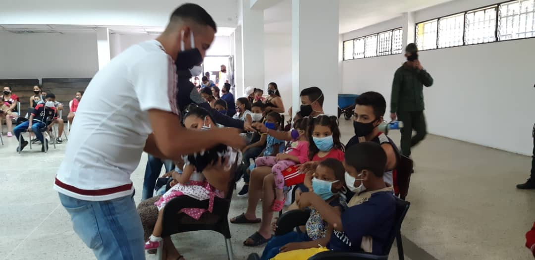 Carol56531648's tweet photo. En cada Niño la mirada Dios Presente Y en este gran Equipo de trabajo el Servicio de Solidaridad y atención a todos nuestros Hermanos Connacionales @WuikeImanINCES @Incestachira4 @GeobanniG21 @FreddyBernal #VenceremosAlCovid-19 https://t.co/DwhgC2jmIV
