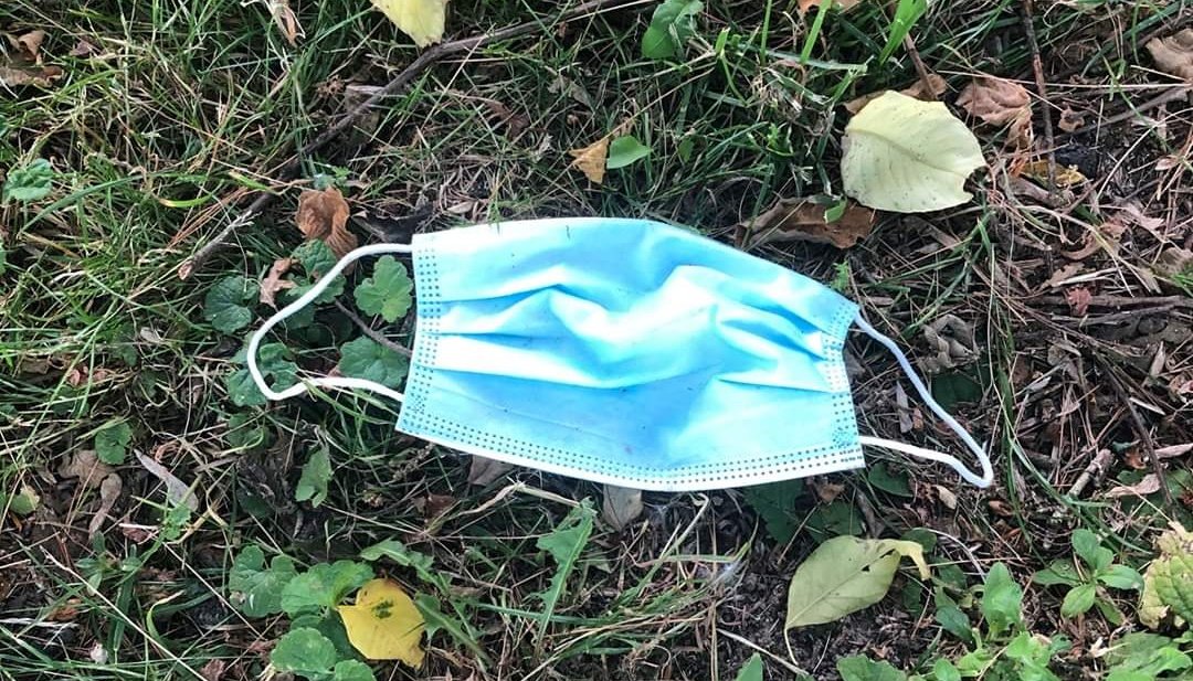 Town_of_NOTL's tweet photo. Good morning, #NOTL! A friendly reminder that if you plan to go outside today wearing a face mask or gloves, please place them in a bag before disposing them in the garbage. It's never OK to leave home healthcare waste, or any waste for that matter, on the ground. #StaySafeNOTL https://t.co/t4DeJkfO6l