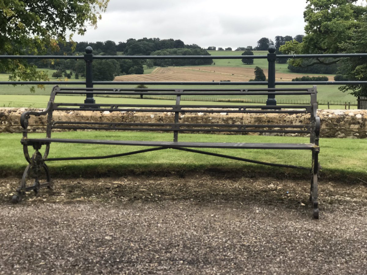 textileanddress's tweet photo. What a beautiful place for some #mummytimeout @sherbornecastle  #timewwellspent 🏰 🌲 🌳 💐 🦆 🐮 https://t.co/MGGVEvV5Ck