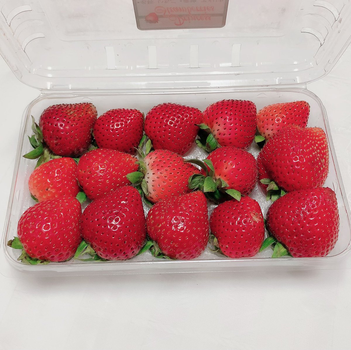 yucoriNGSK's tweet photo. ちょっと難あり？だけど美味しそうな🍓

#princessstrawberry https://t.co/tly0AK3ad5