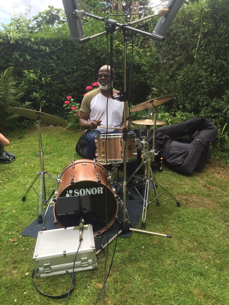 MusicOmniversal's tweet photo. @bullosteeros @angelsinthearch @BBC6Music @gidcoe @BBClamacqshow @MikePalinPython @cerysmatthews @TerryGilliam #Toerag studio January 2020 finishing off LP with #LiamWatson 
Now in a #Brixton garden doing a  recording session al fresco @cerysmatthews https://t.co/no7CghGwb0