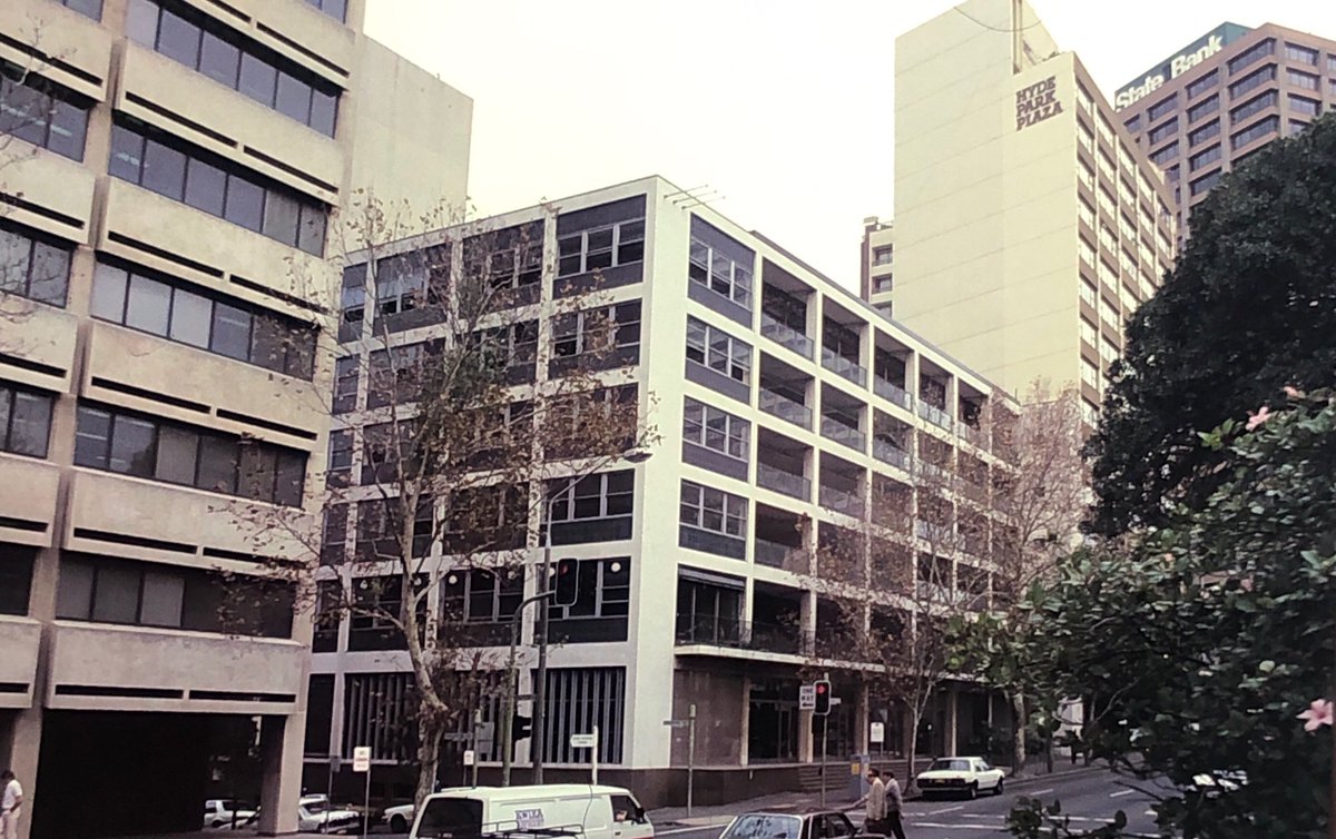 PhilipThalis's tweet photo. #lostSydney
Of many fine Modernist buildings already demolished, Anzac House once on College St looking to Anzac Memorial opposite in Hyde Park surely one of Sydney’s greatest losses.
Designed by #BunningMadden architects after they had won a comp in Martin Place
#publicsydney https://t.co/cISREsDM7F